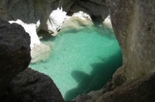  与雪人漂流一起溪降 